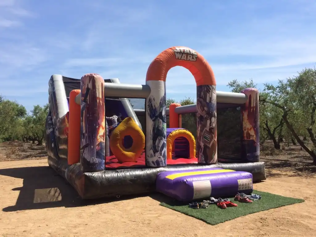 Inflable Star Wars en un saló del còmic amb famílies
