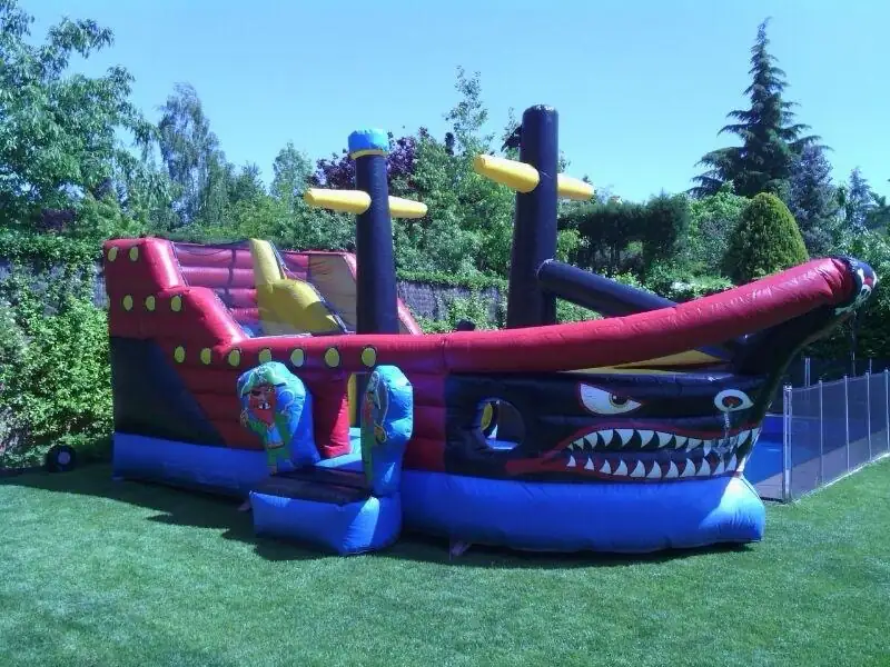 Infants saltant en un castell inflable a la festa major