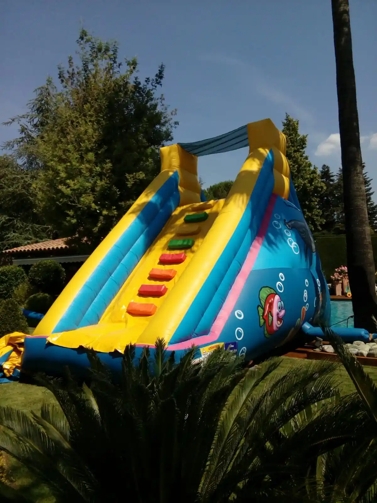 Nens baixant per un tobogan d'aigua en una festa major