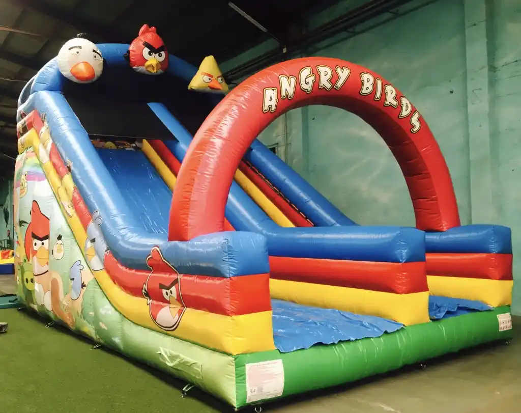 Tobogan inflable Angry Birds en un festival a l'aire lliure