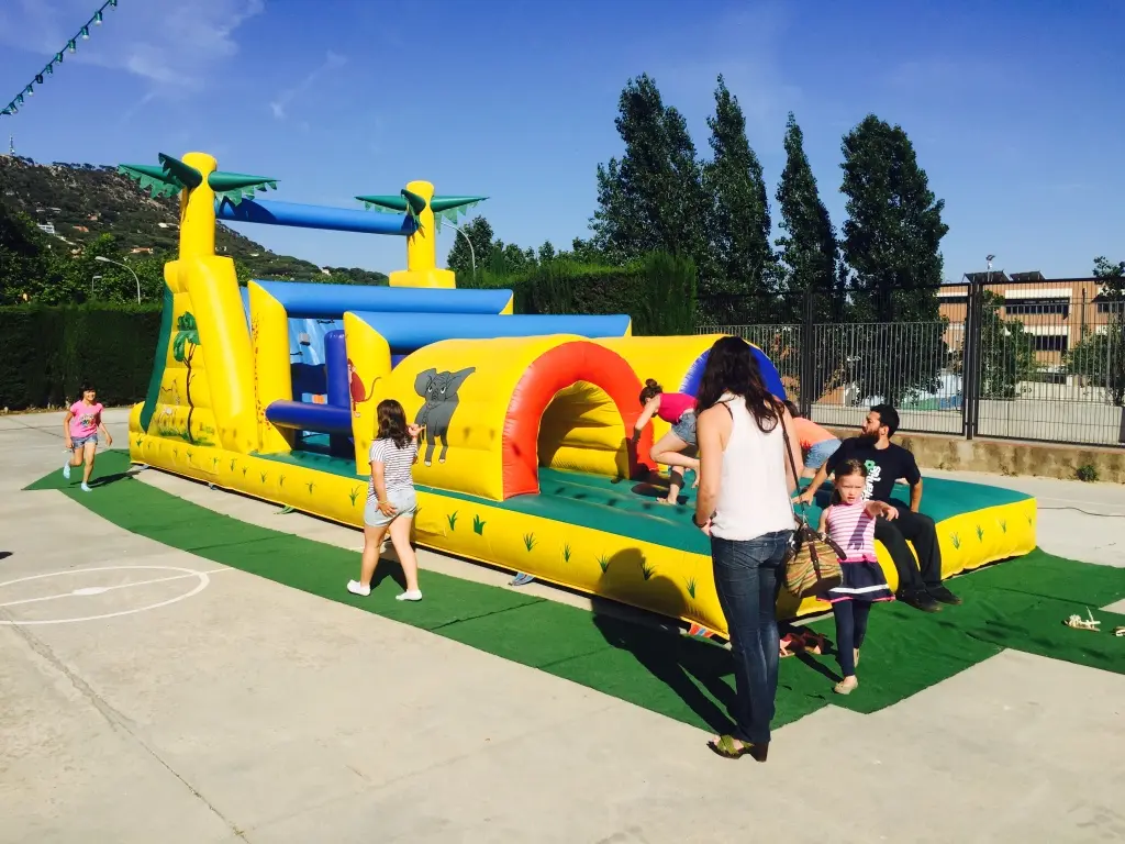 Nens competint a la cursa d'obstacles inflable en un casal