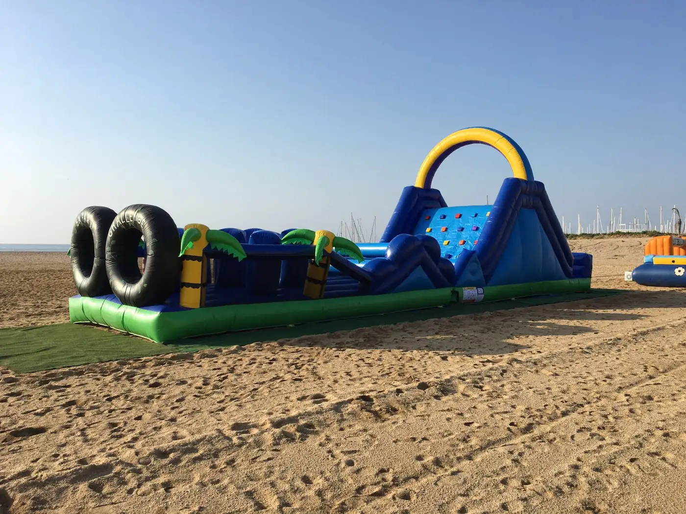 Nens escalant el rocòdrom de l'inflable gegant a Barcelona