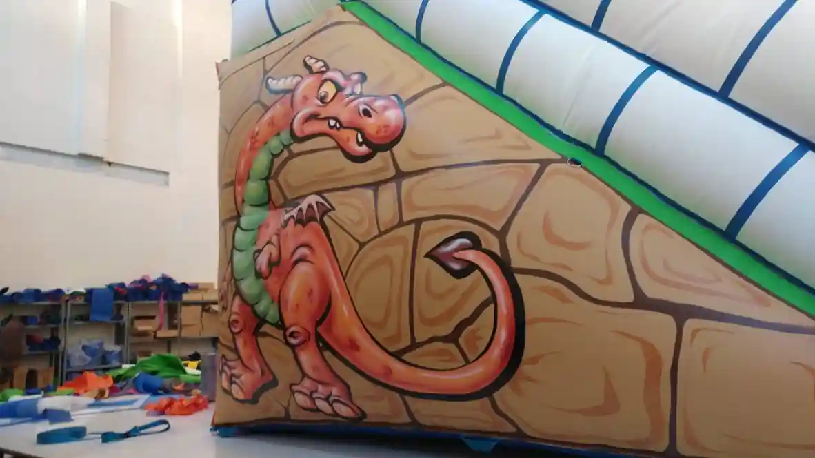 Nens dins l'inflable de drac en un mercat medieval