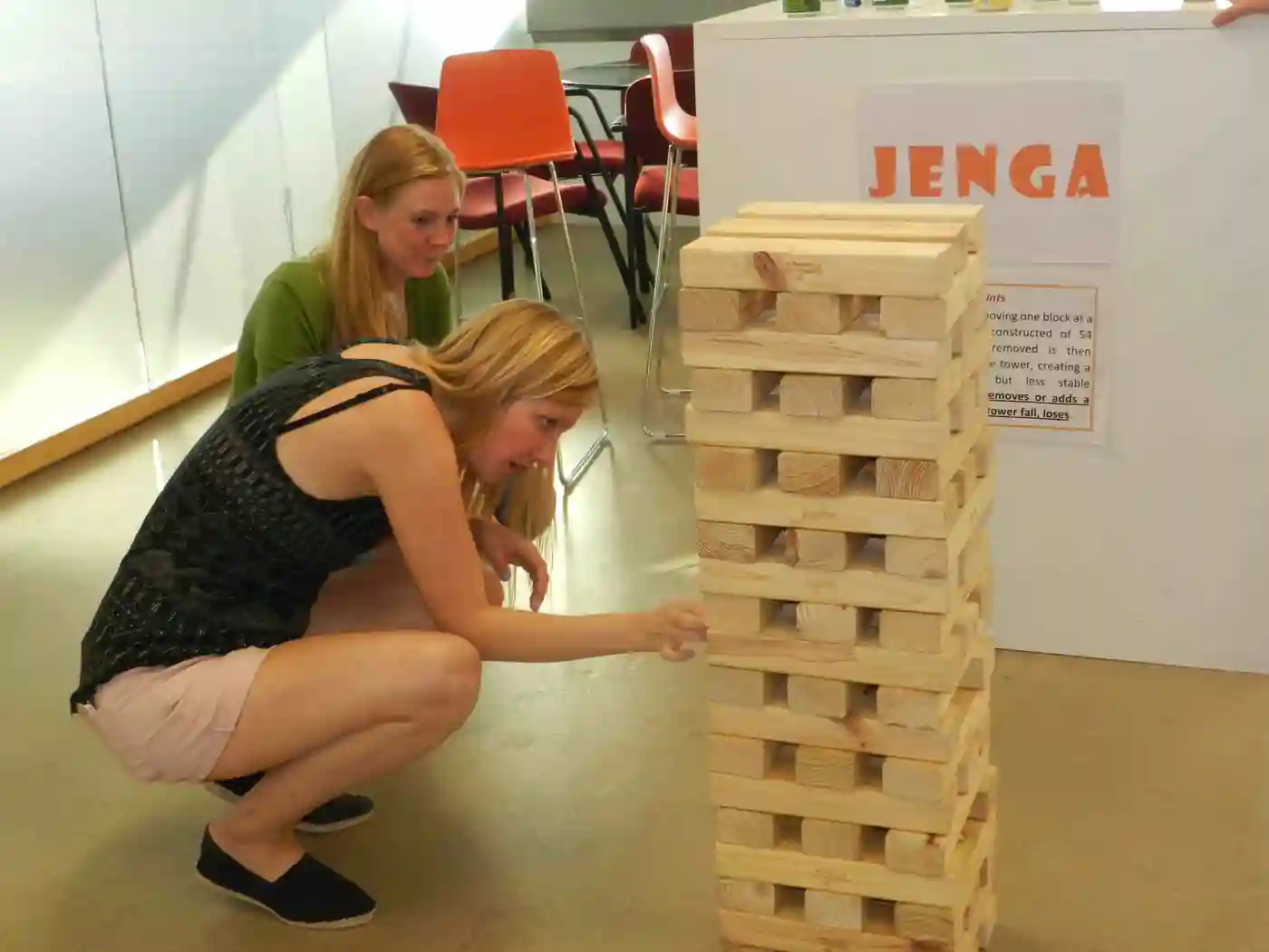 Convidats jugant al Jenga gegant al còctel d'un casament