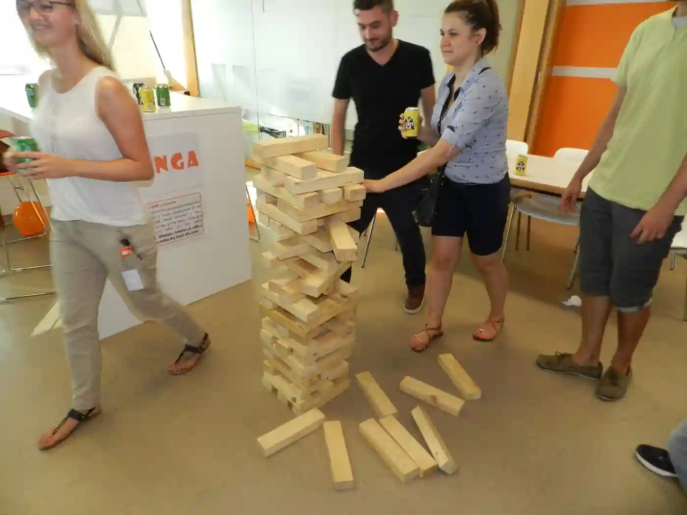Torre de Jenga gegant en un sopar de Nadal d'empresa