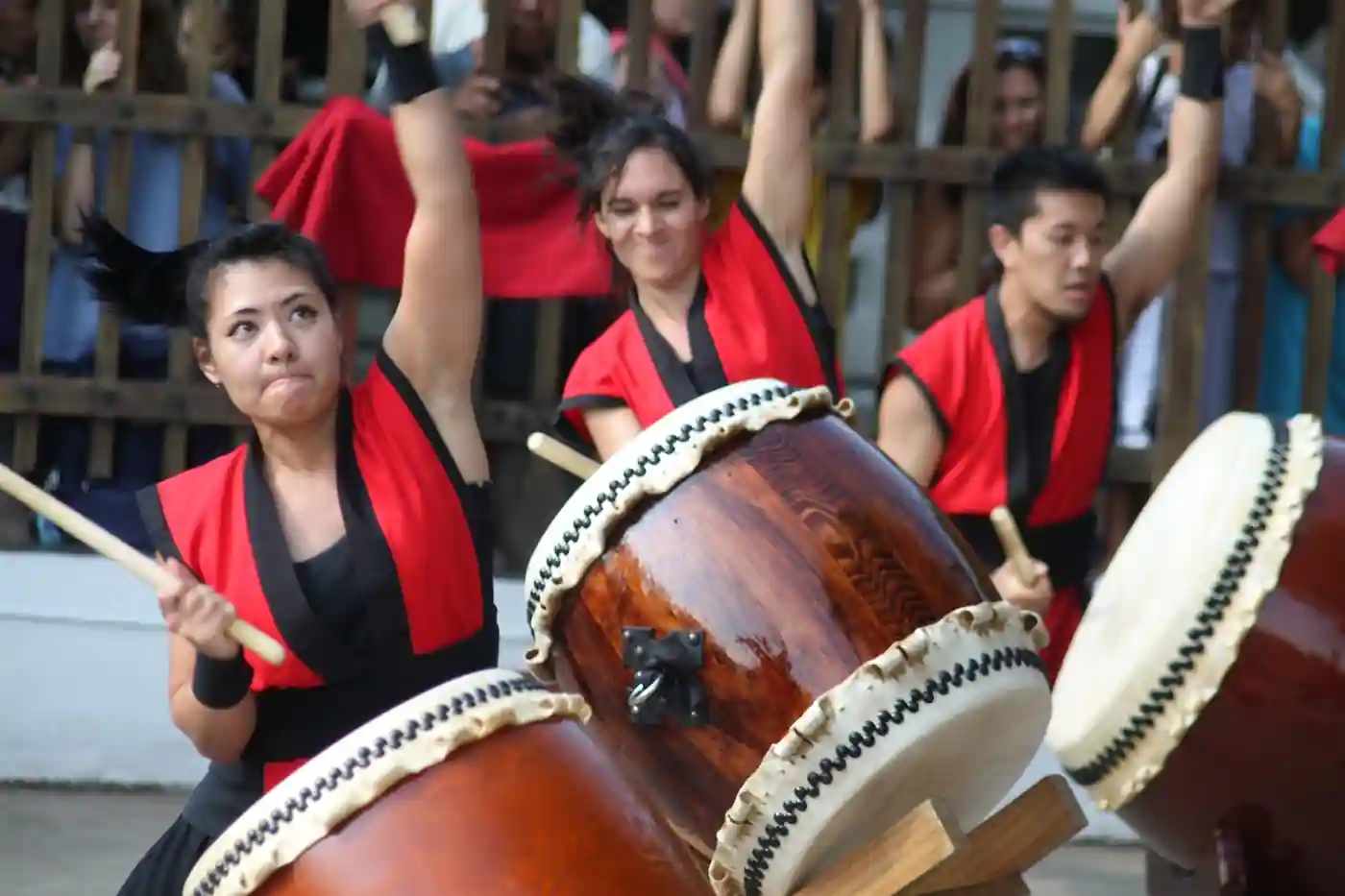 Percussionistes de taiko a l'entrada dels nuvis en un casament