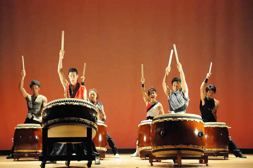 Espectacle de percussió taiko en un esdeveniment temàtic del Japó