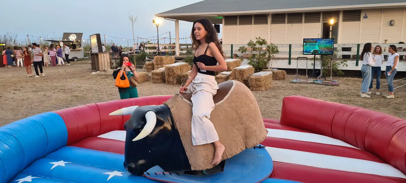 Toro mecànic amb matalassa Far West en una festa western