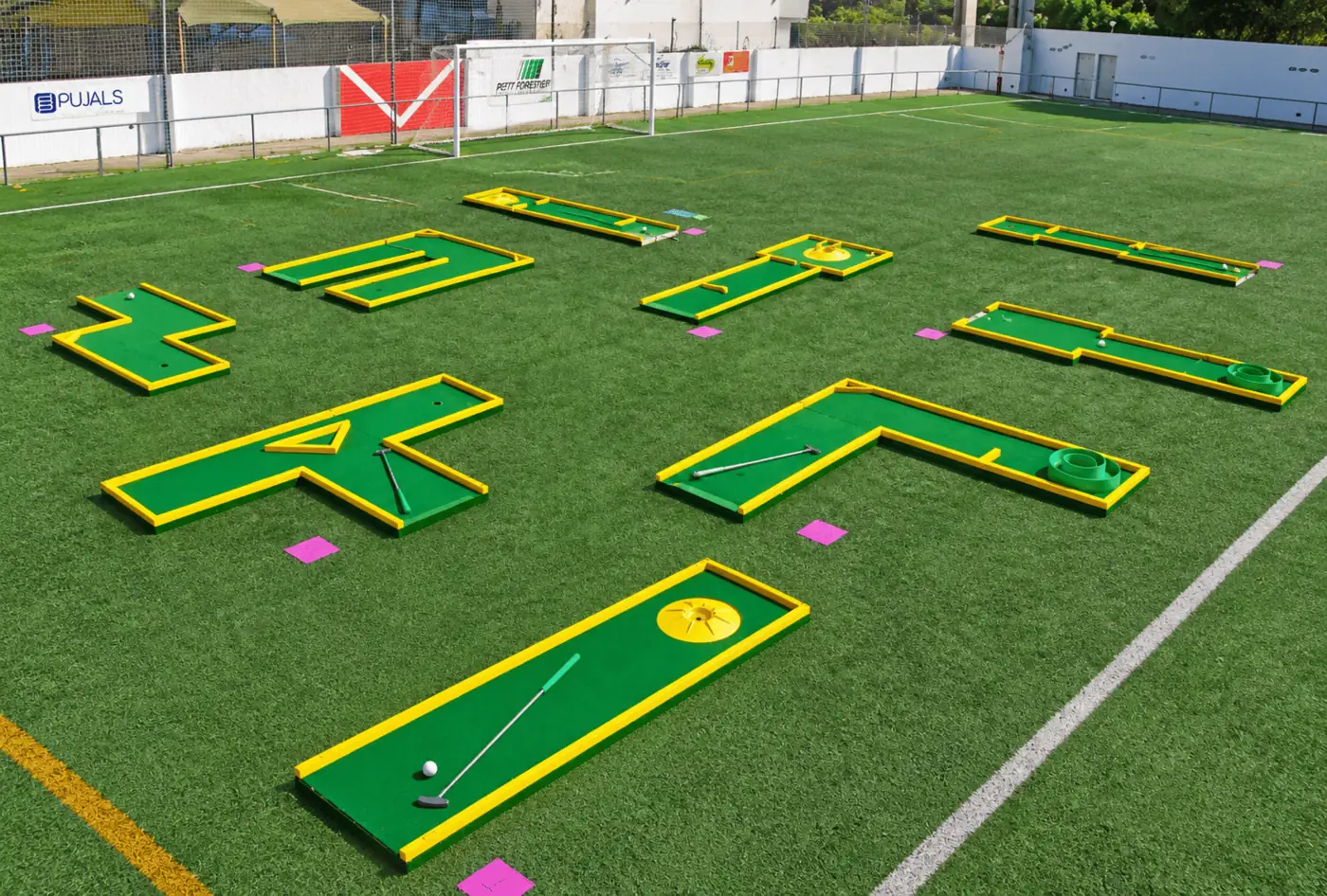 Nens jugant a minigolf portàtil en una comunió