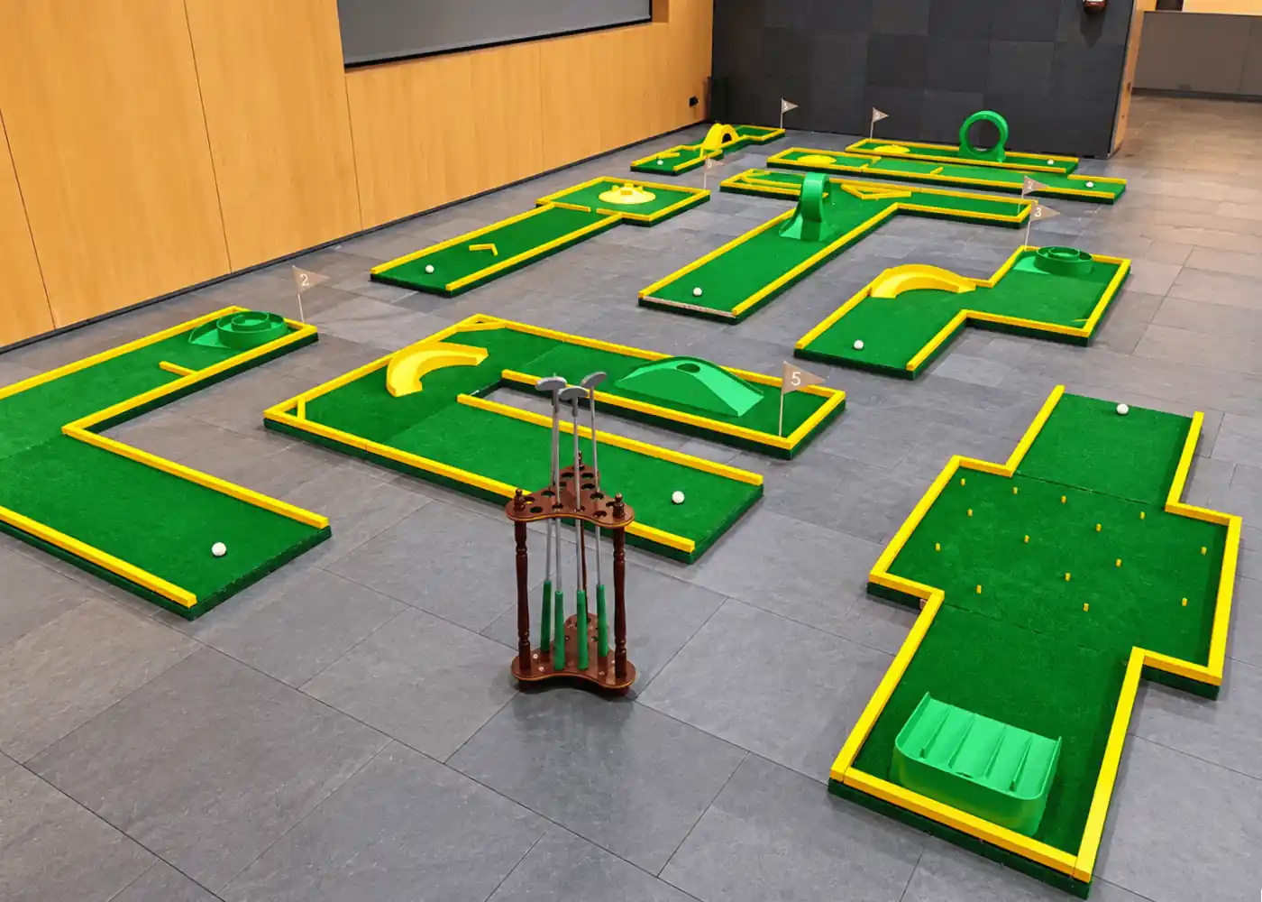 Torneig de minigolf per a empreses als jardins d'un hotel