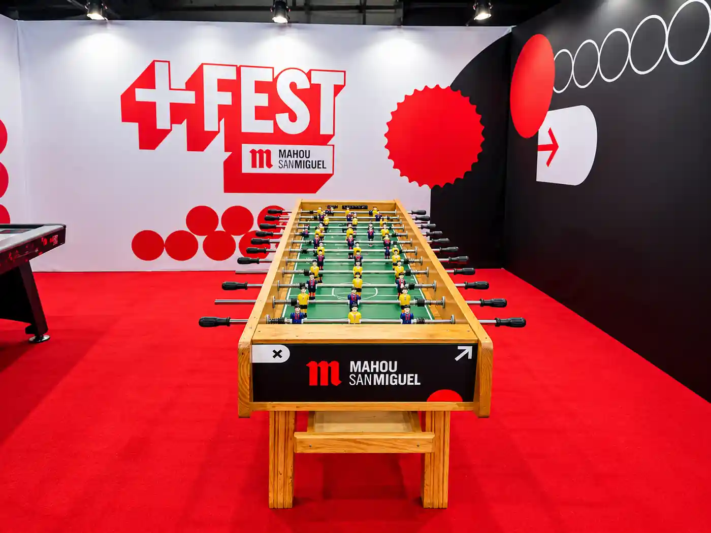 Convidats d'un casament jugant a un futbolí XXL al jardí