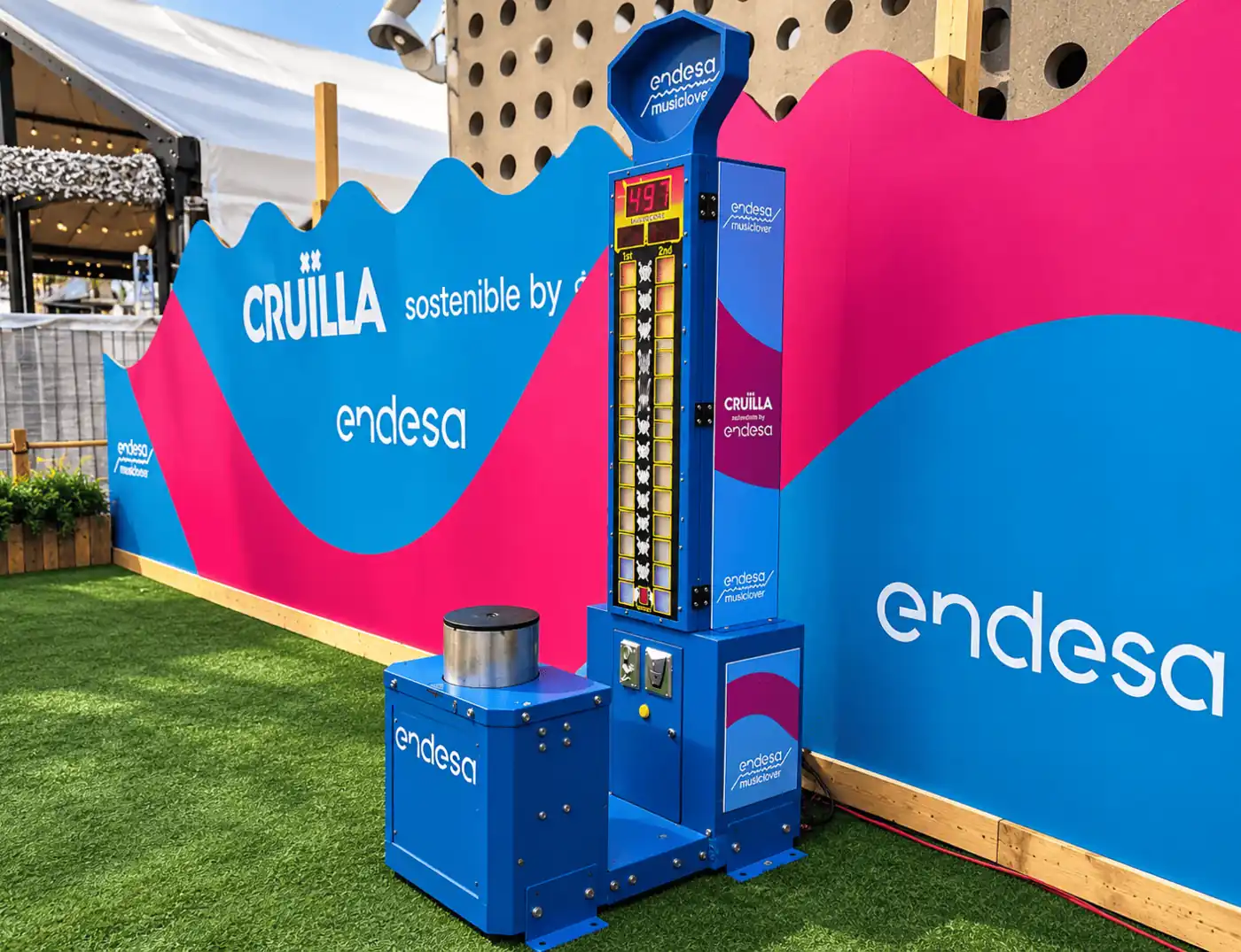 Invitado de boda probando el juego de fuerza con campana