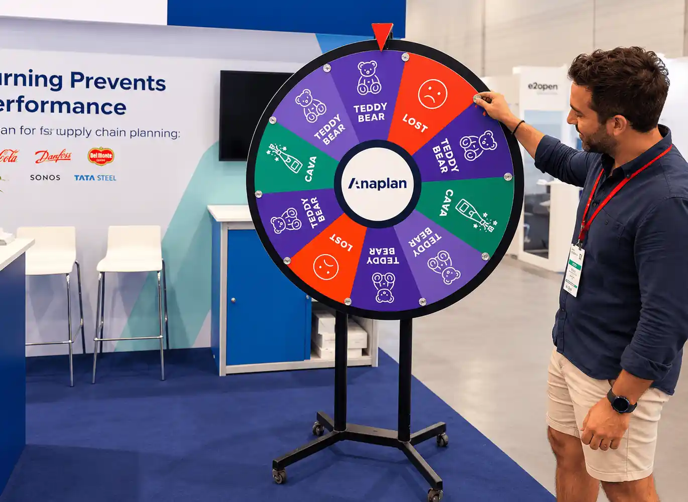 Empleats girant la ruleta de premis en una festa d'empresa