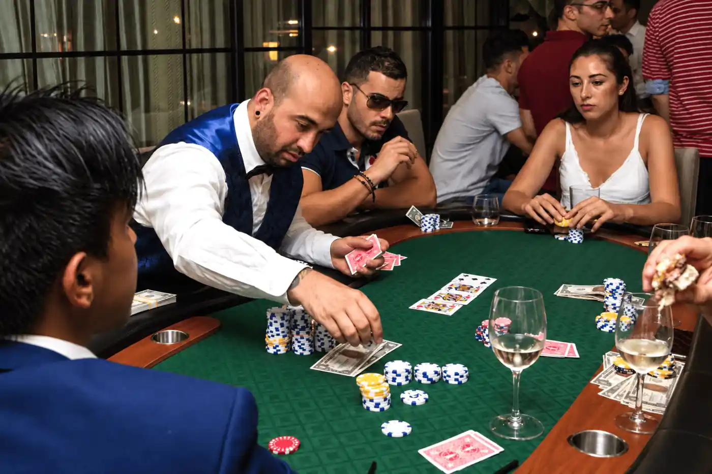 Crupier repartint cartes en una nit de casino corporativa