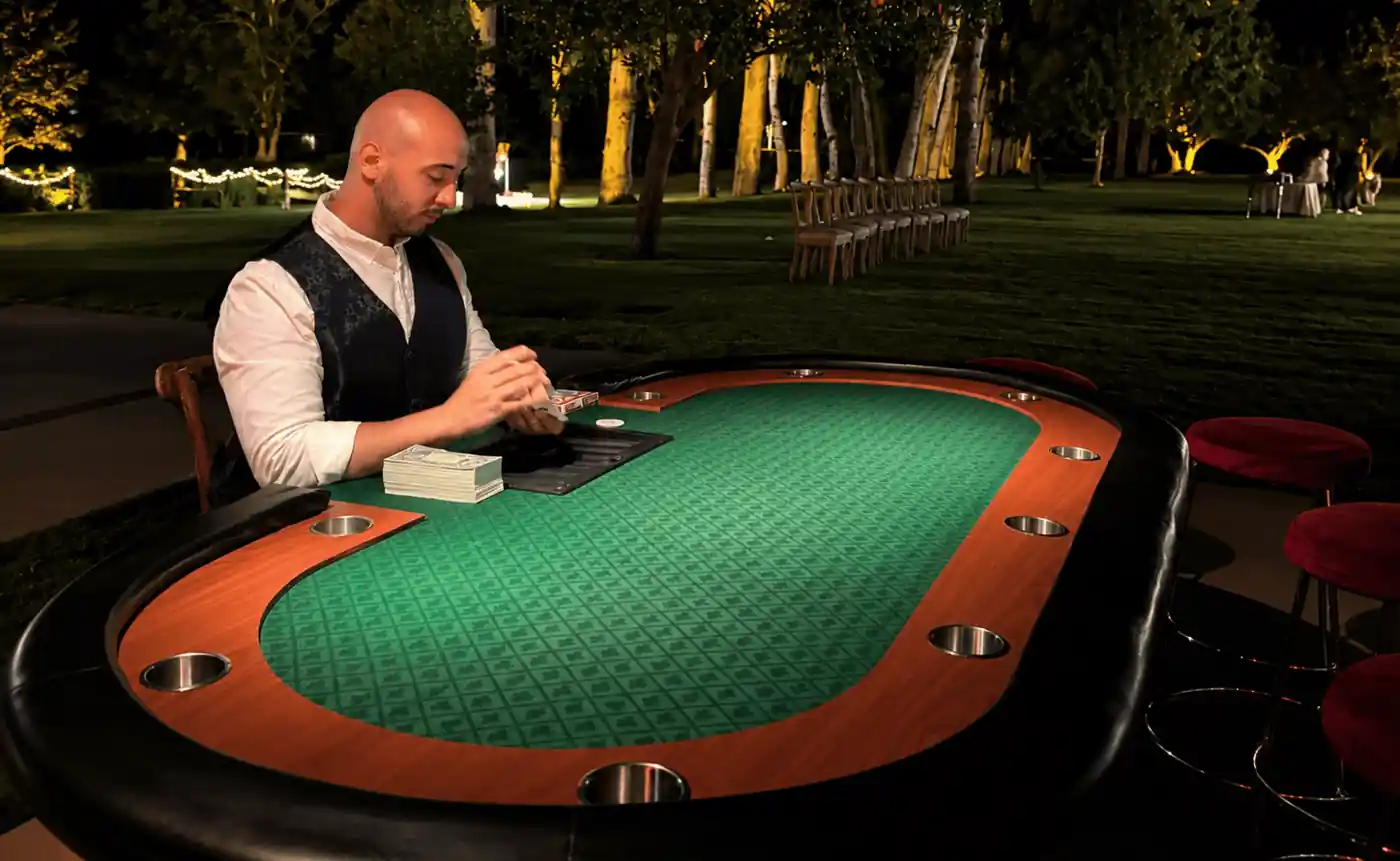 Convidats jugant a Texas Hold'em en un casament temàtic