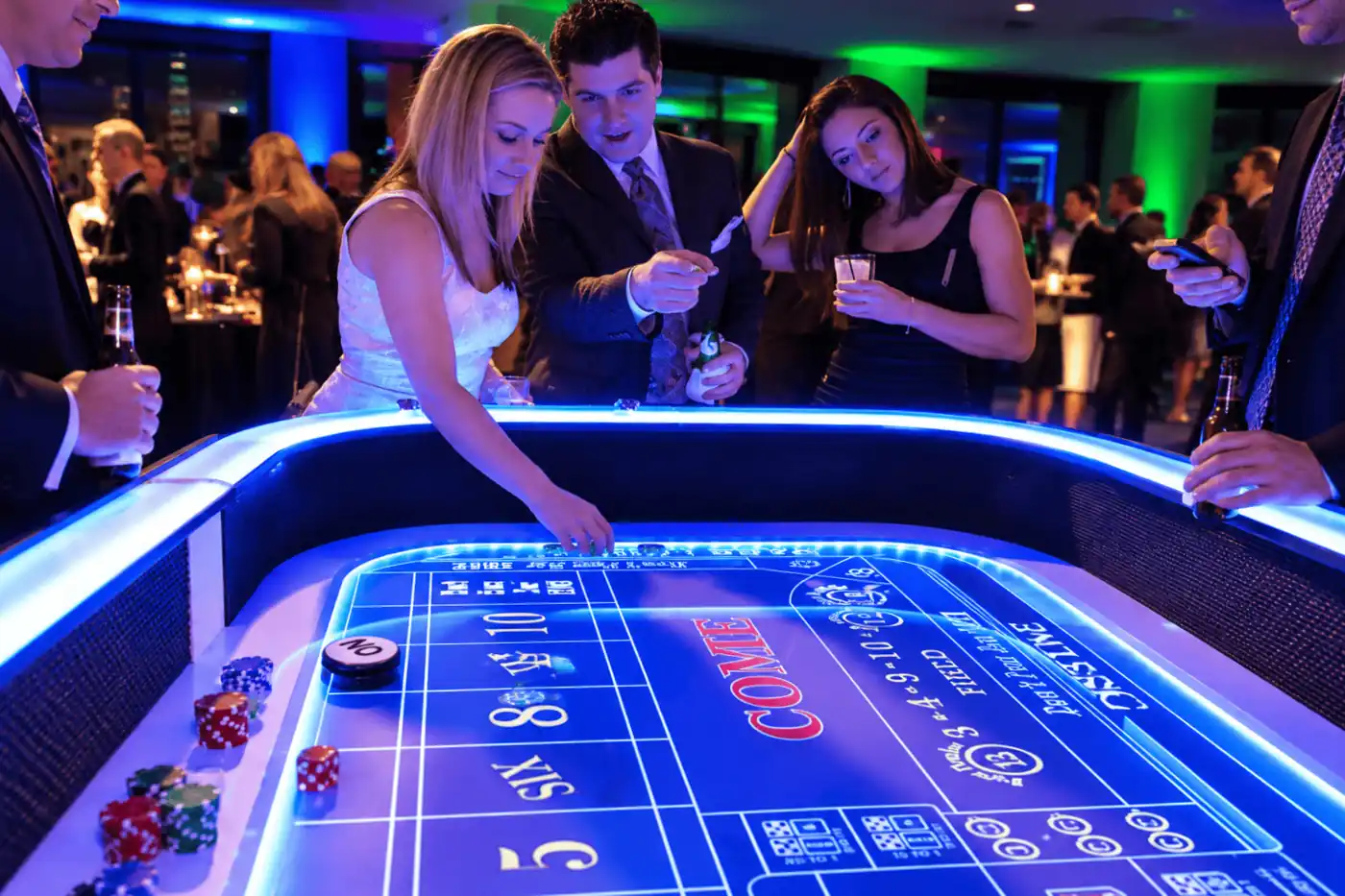 Crupier dirigint una taula de ruleta en una festa de cap d'any