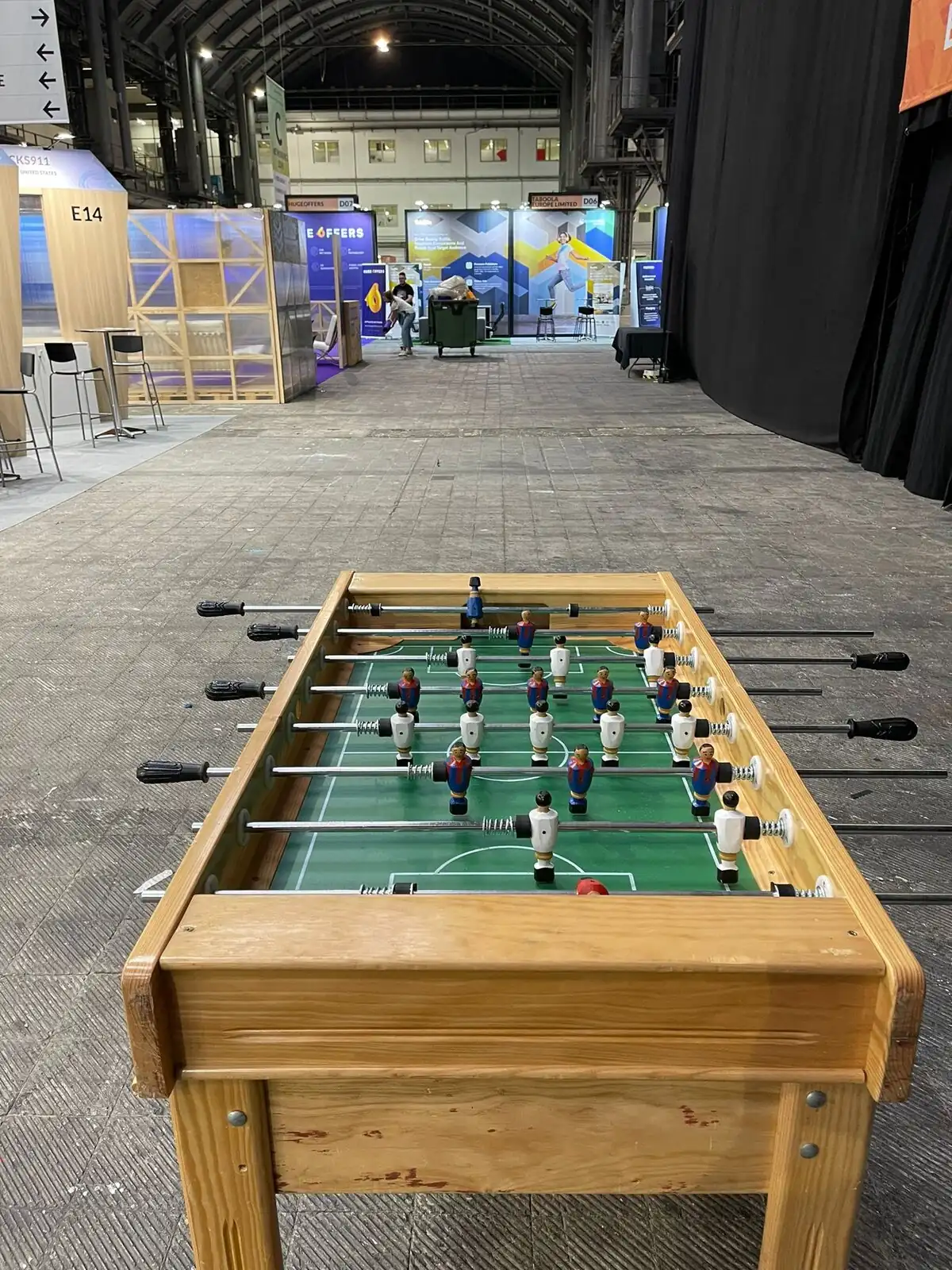 Futbolí clàssic a la zona de descans d'un congrés