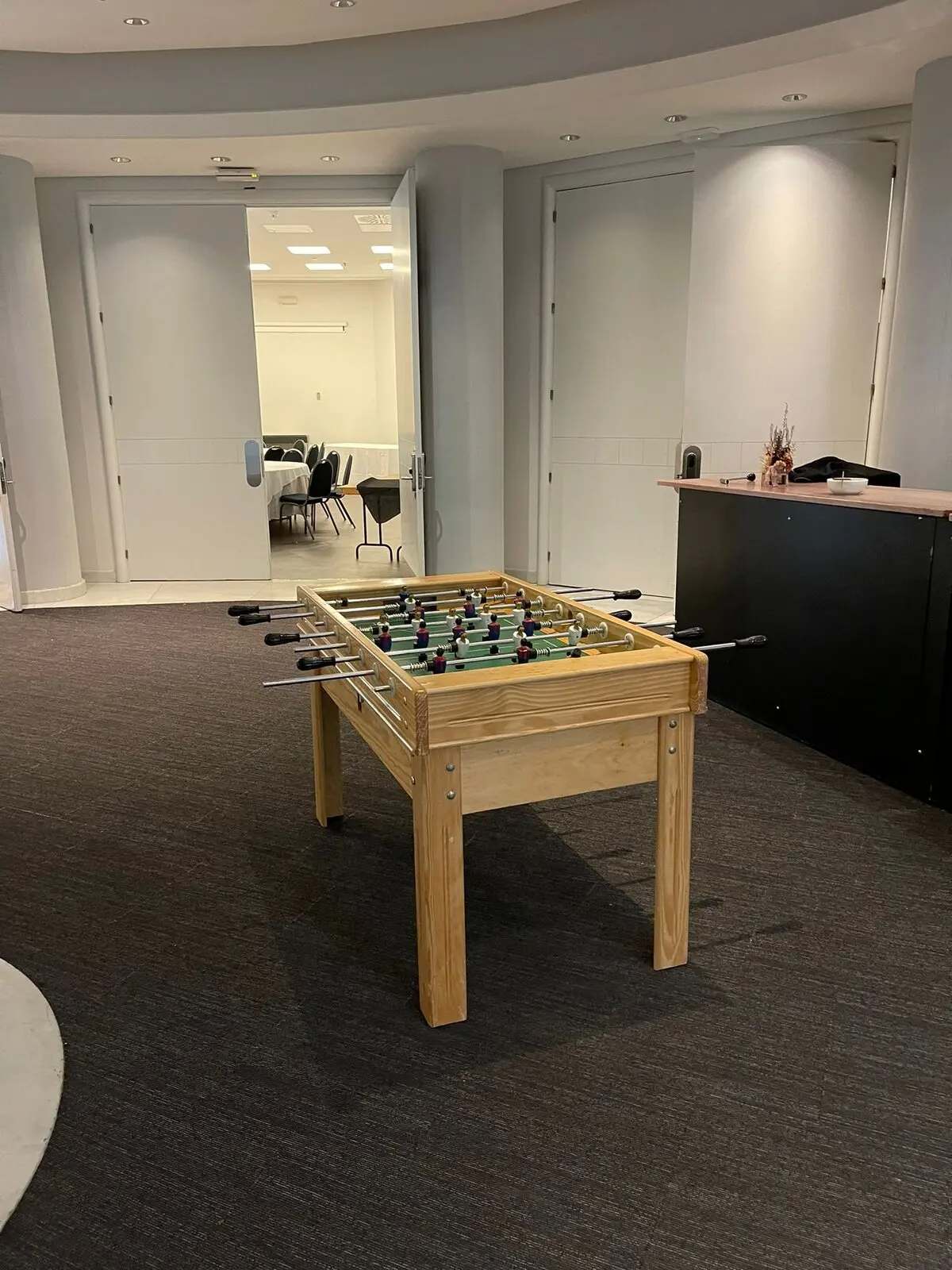 Companys jugant a futbolí en un afterwork