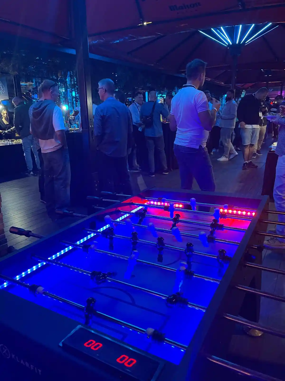 Futbolí LED il·luminat en una festa d'empresa nocturna