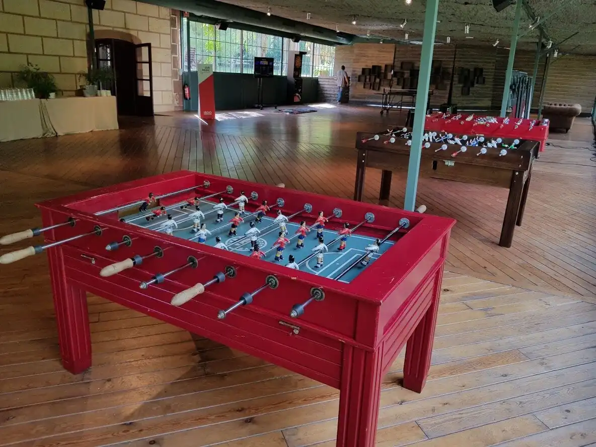 Convidats jugant a futbolí en un sopar de gala