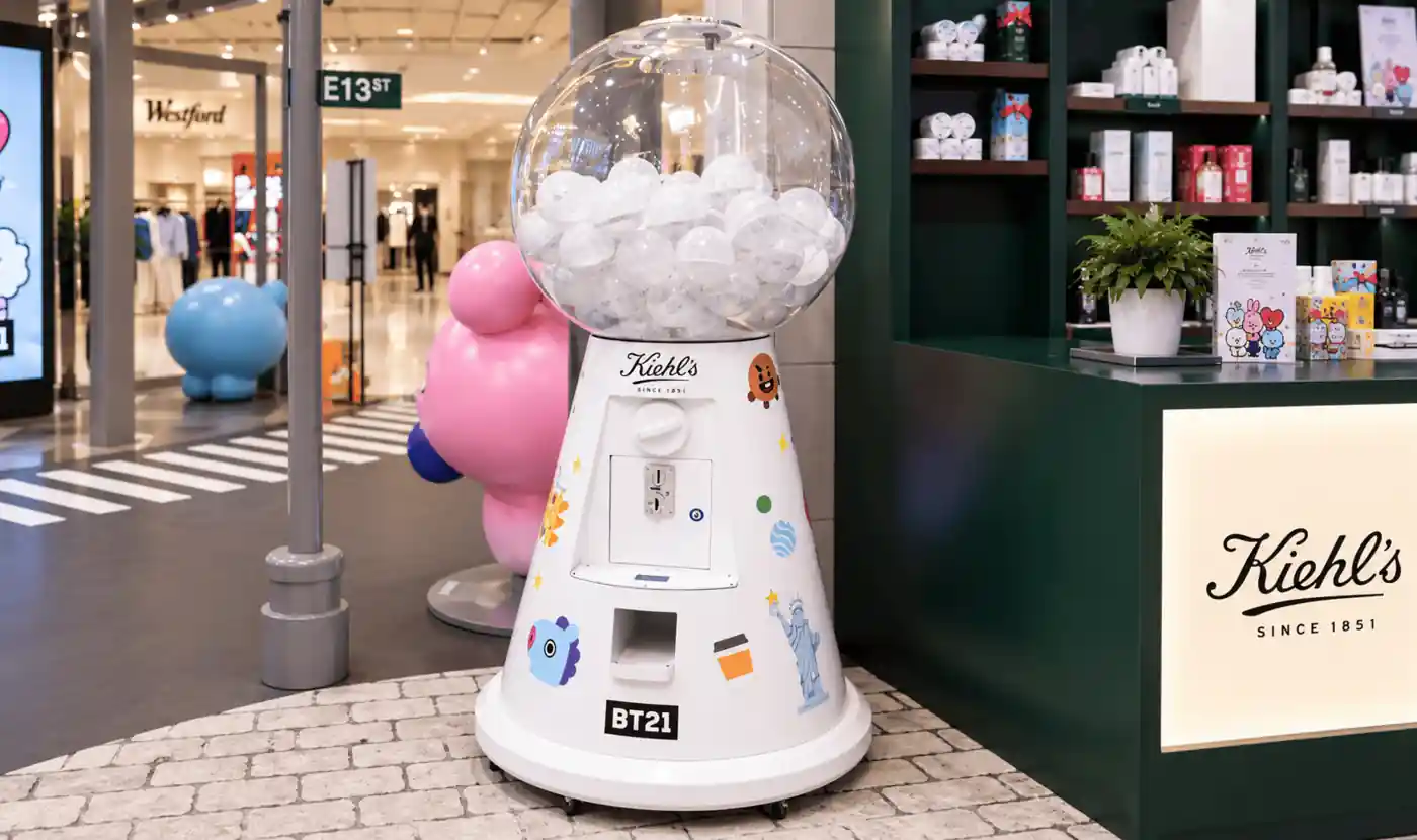 Prize ball machine full of favours at a wedding in Barcelona