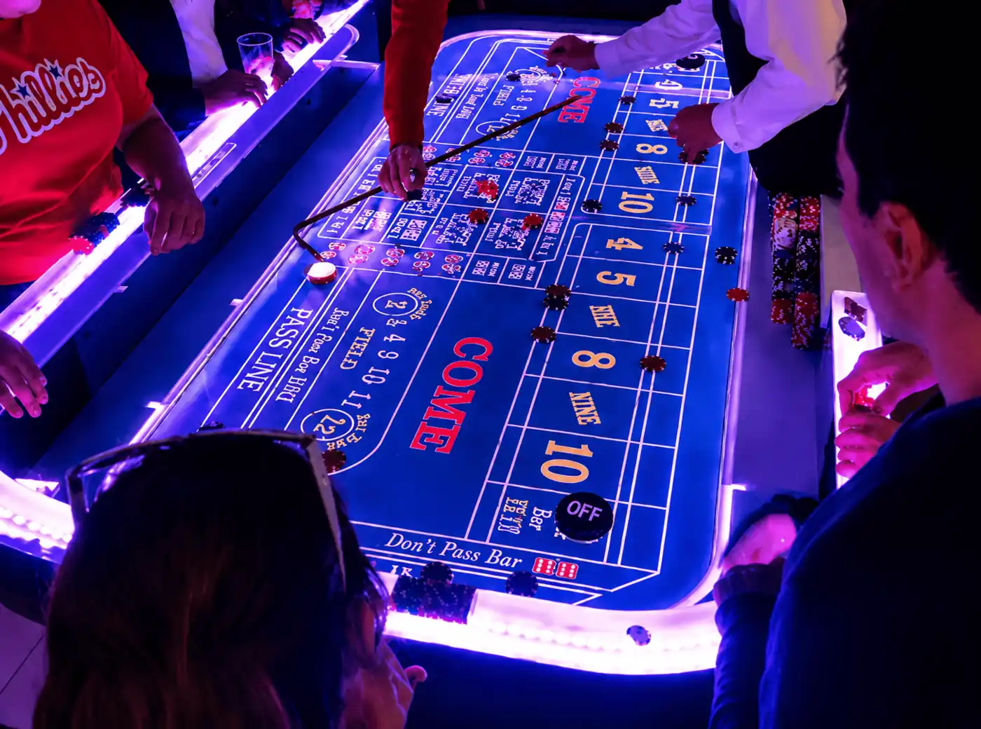 Convidats jugant a pòquer en una nit de casino corporativa