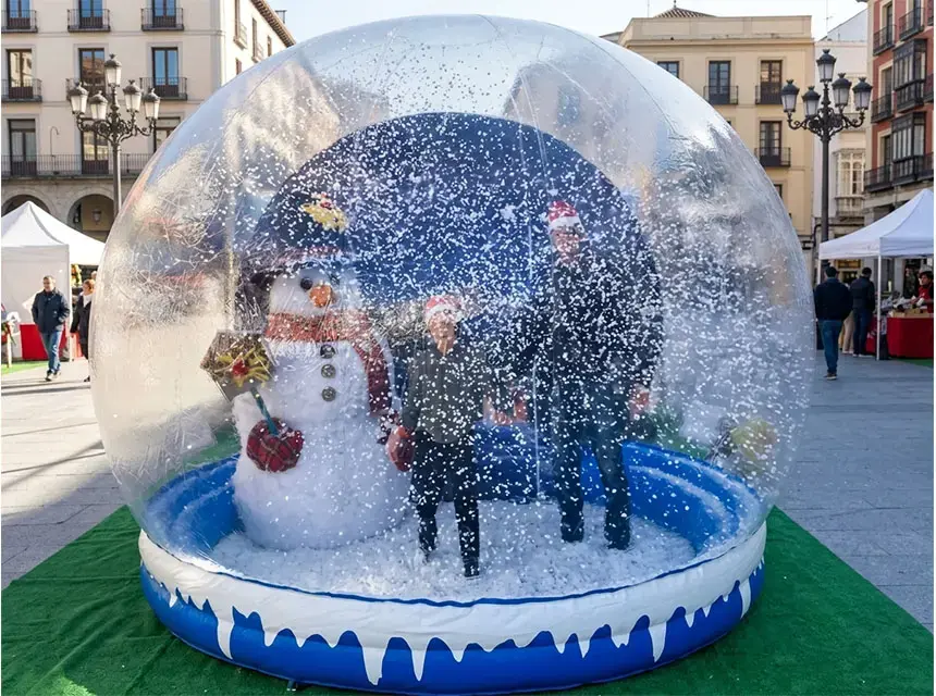 Esdeveniment d'hivern amb neu artificial en un centre comercial