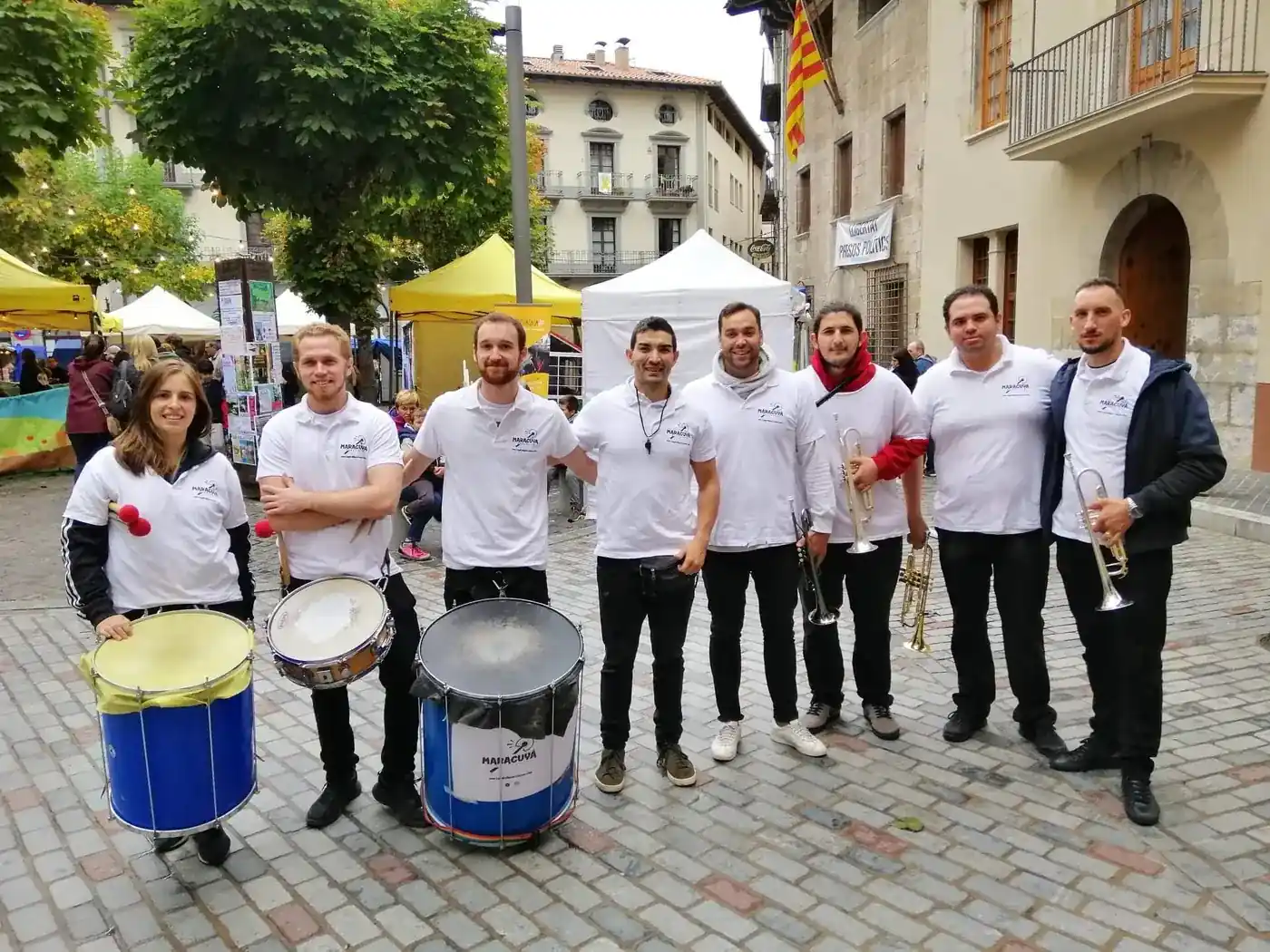 Batucada i ballarines de samba en una festa de Carnaval d'empresa
