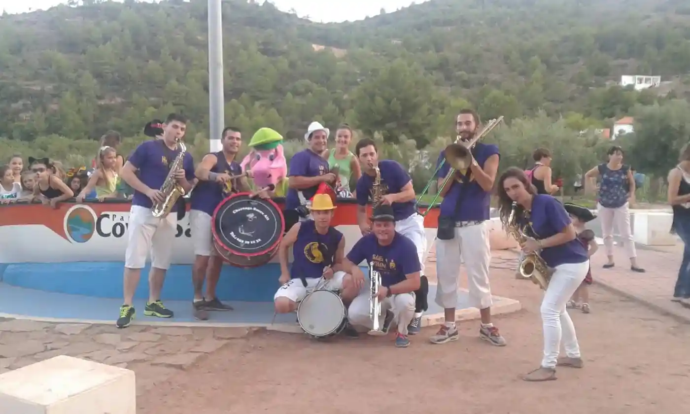 Decoració de Carnaval amb màscares gegants en un centre comercial