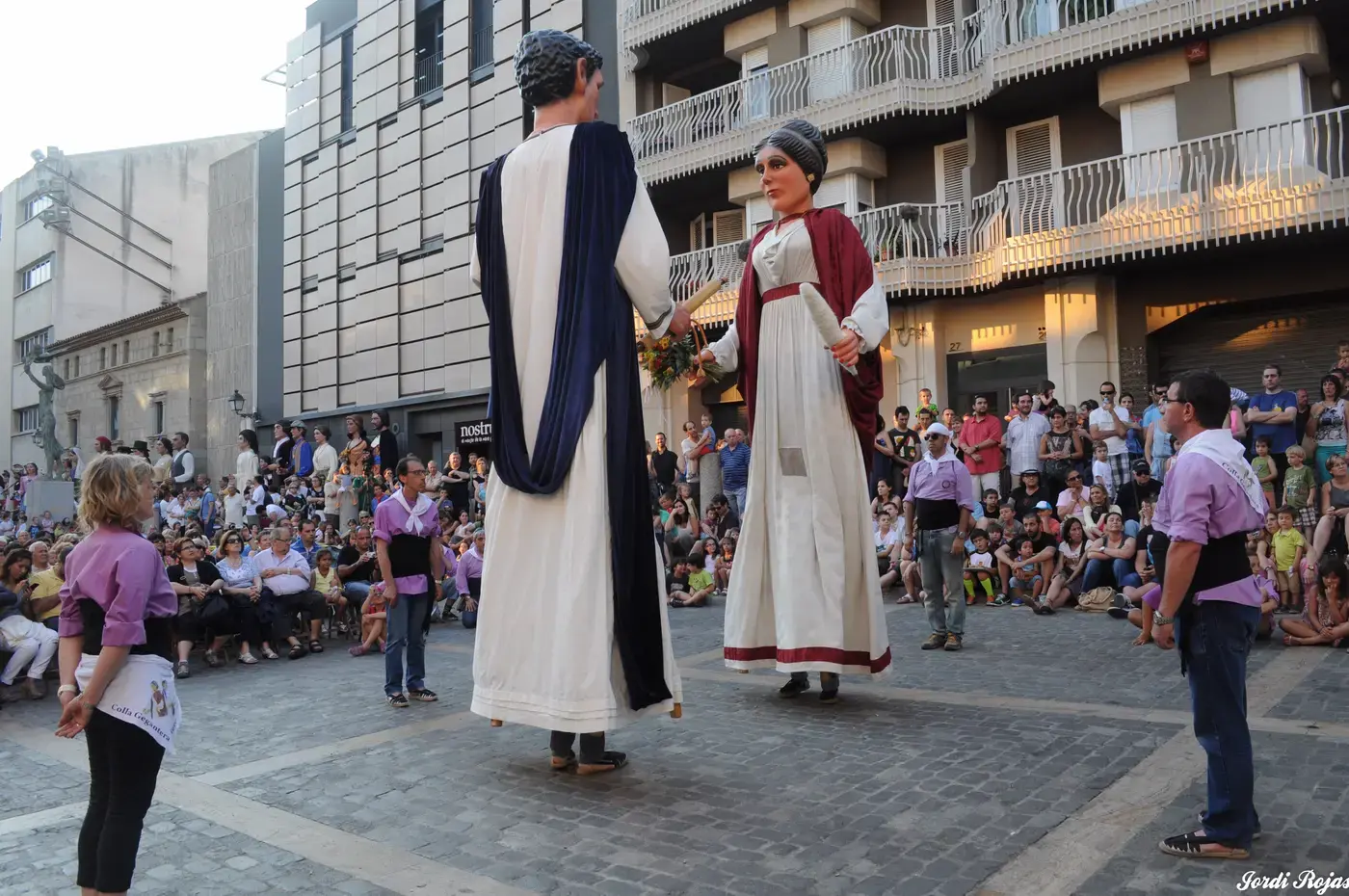 Gegants bailando en una fiesta catalana para grupos
