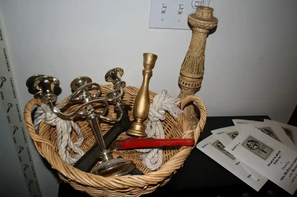 Equips resolent un joc de misteri estil Cluedo