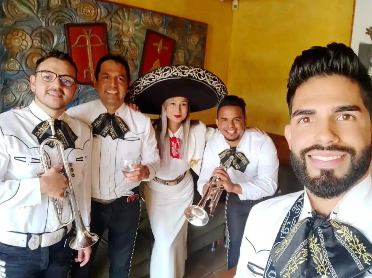 Convidada amb maquillatge de catrina en un esdeveniment corporatiu