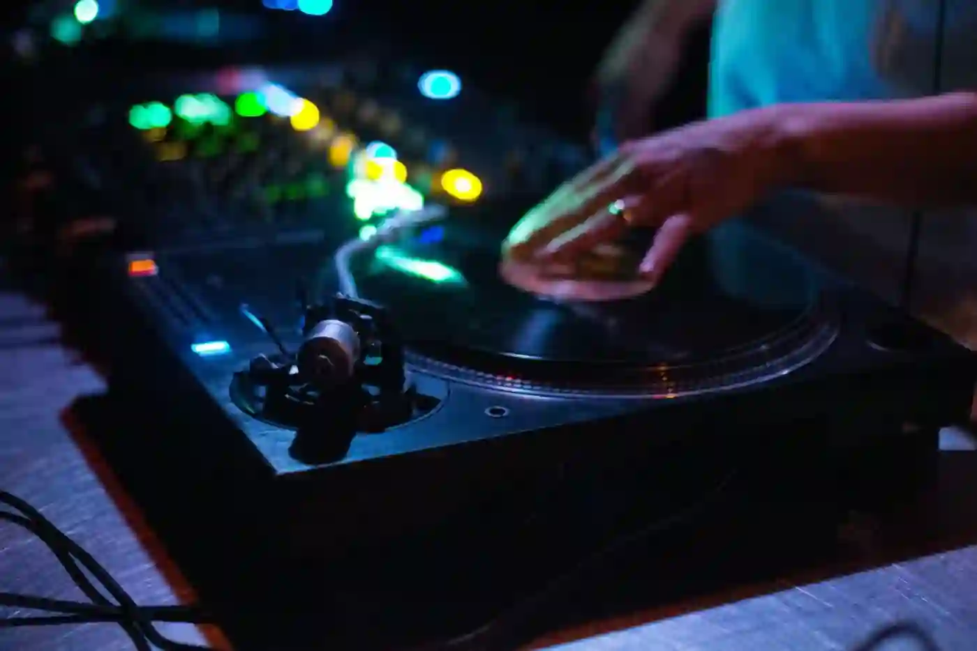 DJ en un sopar d'empresa amb la pista plena