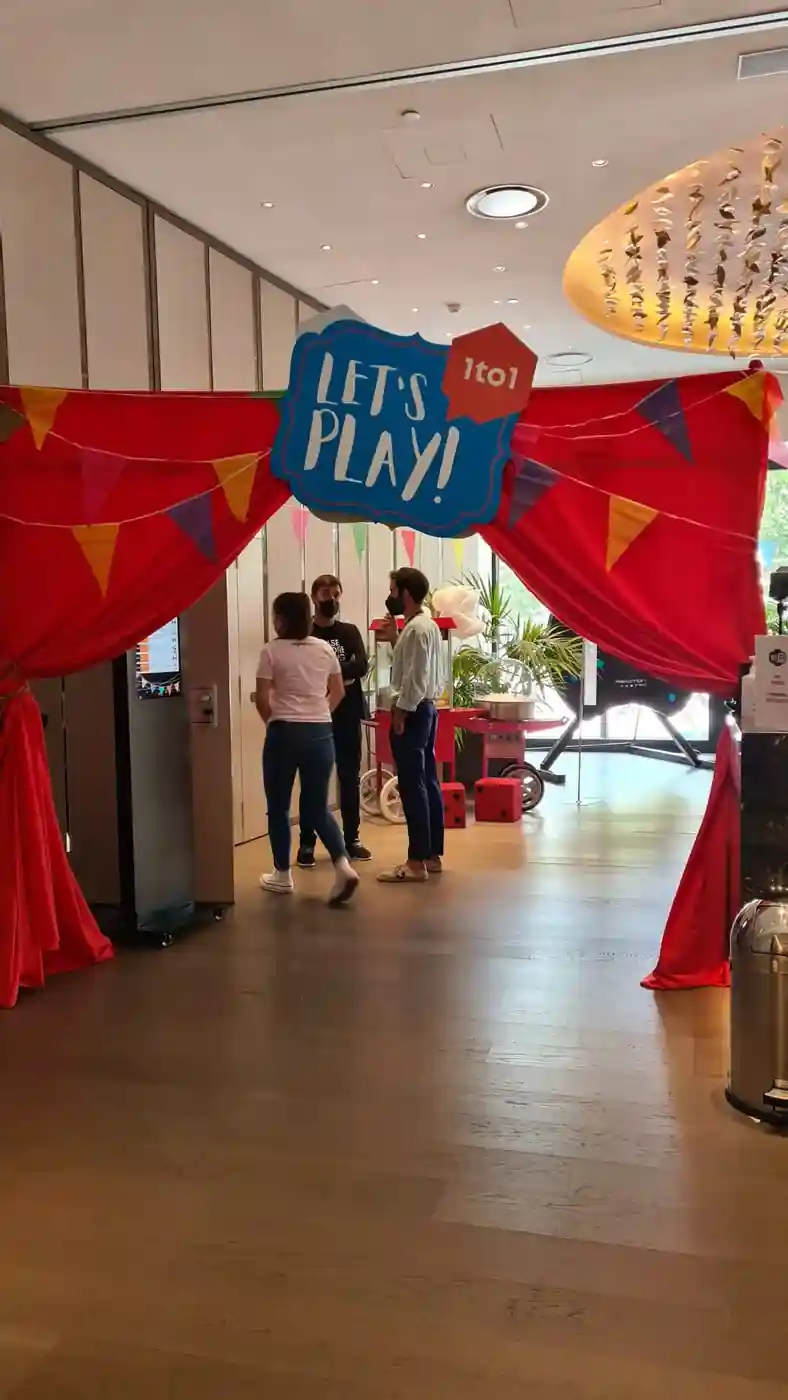 Nens jugant en una fira de circ en un centre comercial