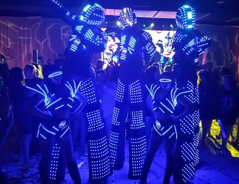 Invitados probando realidad virtual en un evento tecnológico
