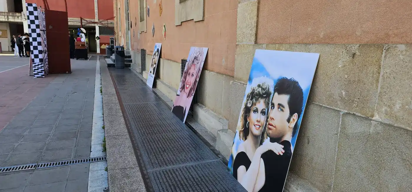 Treballadors ballant rock and roll en una festa temàtica Grease