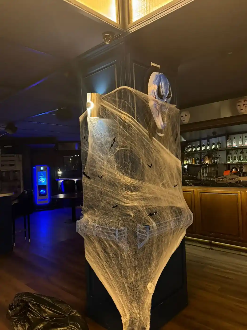 Infants disfressats en una festa de Halloween d'ajuntament