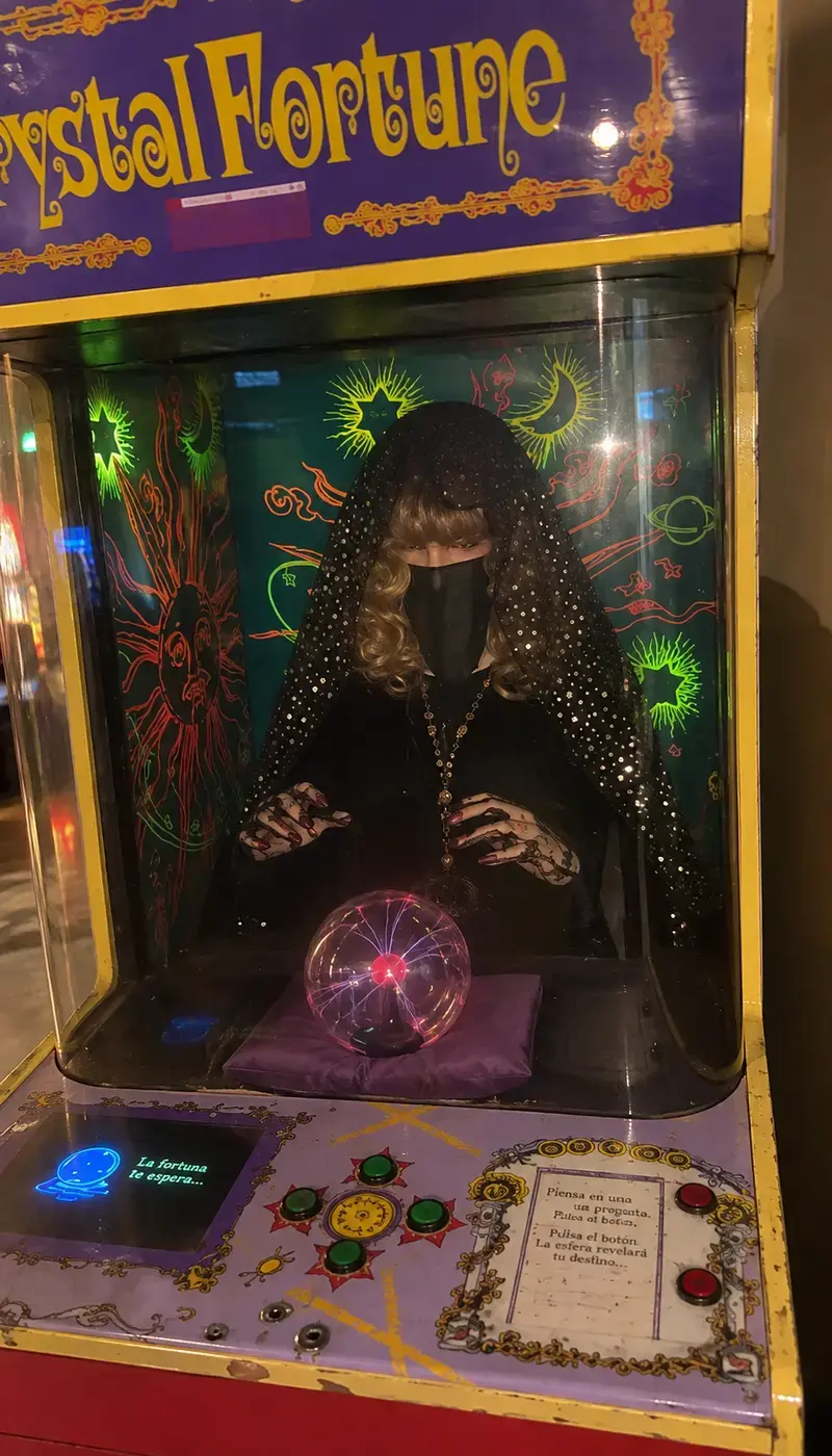 Festa de màgia per a empreses amb espelmes flotants i decoració màgica