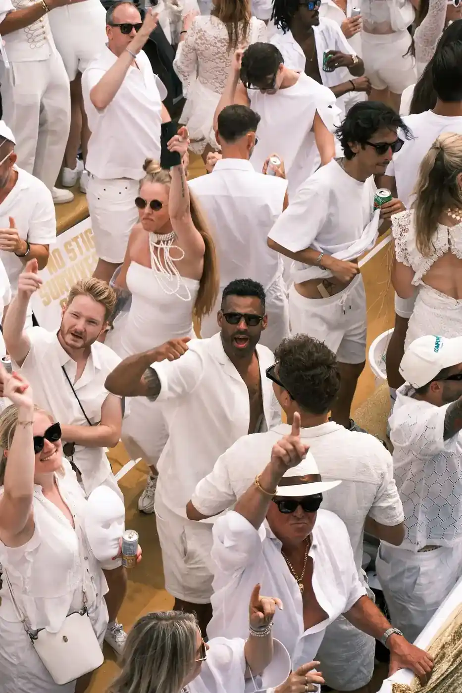 Festa eivissenca per a empreses amb convidats vestits de blanc