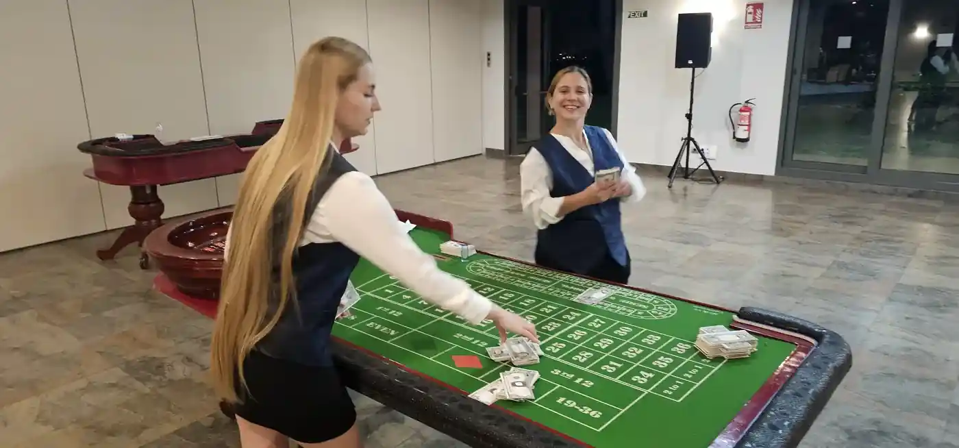 Convidats d'etiqueta en una festa d'espies Casino Royale