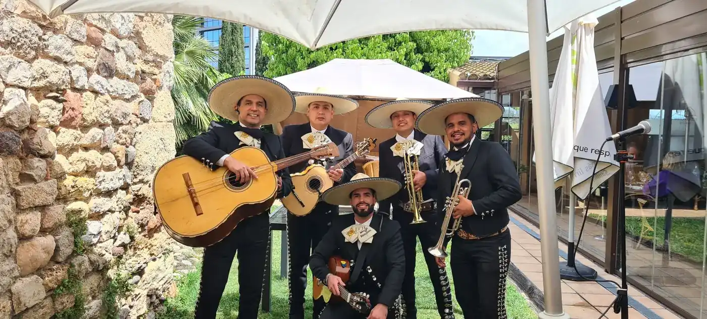 Mariatxis en una festa mexicana d'empresa