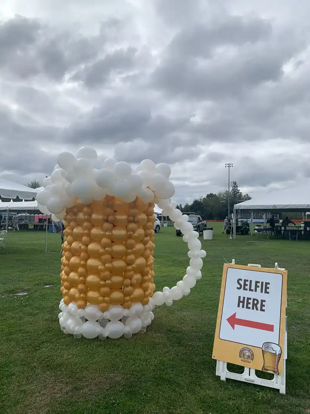Festa Oktoberfest per a empreses amb taules cerveseres i banderoles