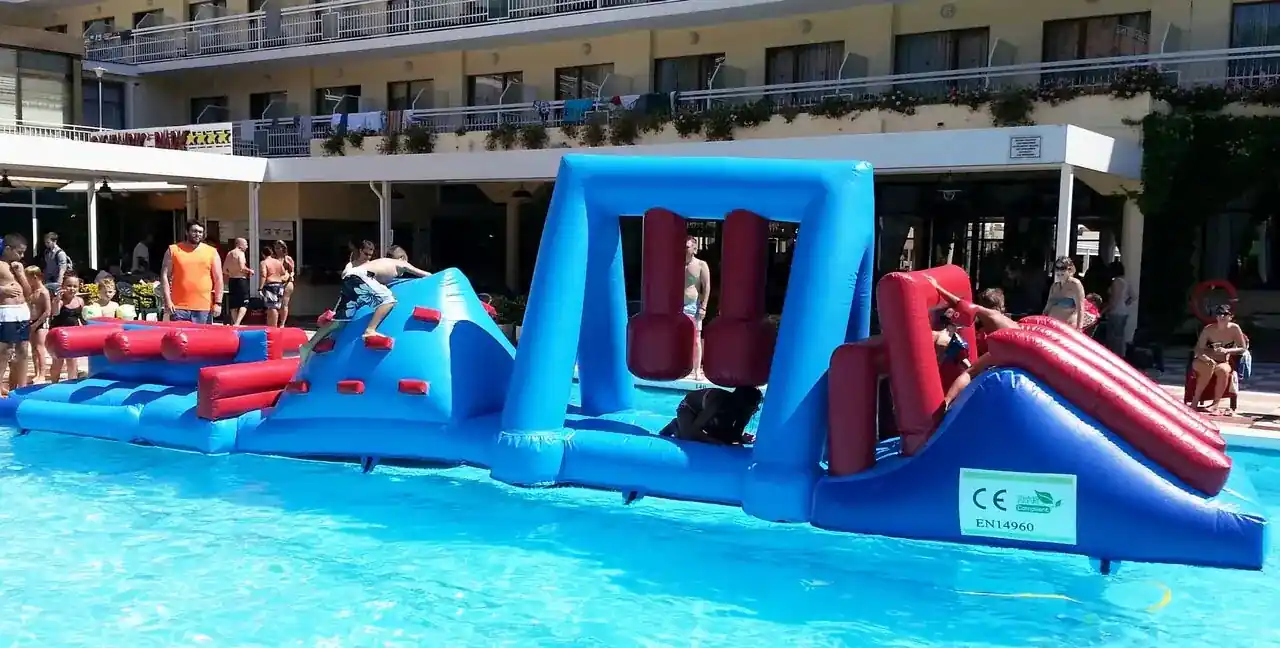 Jocs de platja en una festa municipal d'estiu