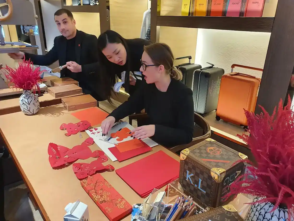 Treballadors en una activitat de wellness a l'aire lliure