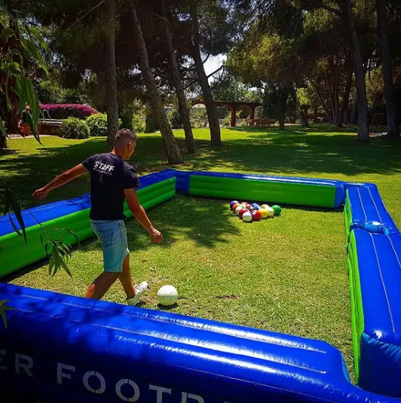 Billar humà inflable en una festa major de Barcelona