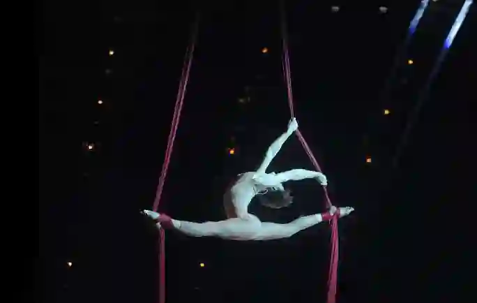 Espectacle d'acrobàcies aèries en la presentació d'un producte