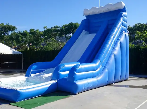 Tobogan inflable aquàtic a la festa major d'un poble