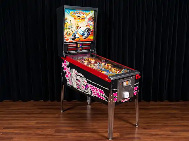 Pinball temàtic en una festa retro dels 80