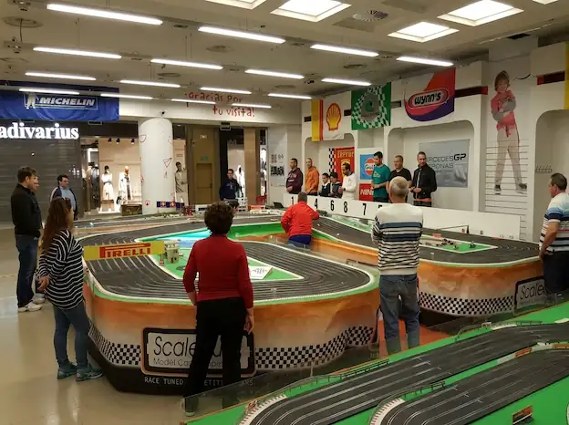 Nens competint amb Scalextric en un aniversari