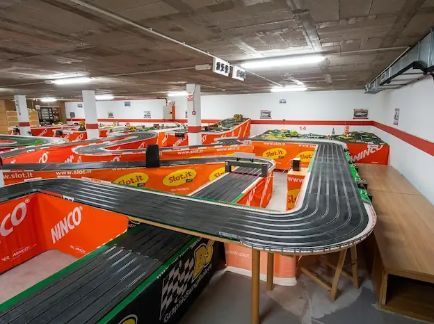 Circuit de Scalextric de lloguer en un concessionari de Barcelona